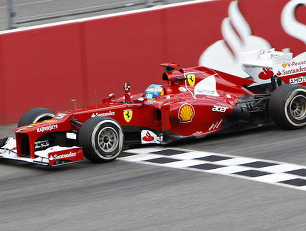 Alonso cruza la meta de Hockenheim./ Reuters