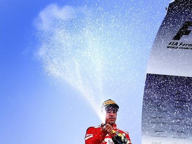 Alonso descorcha el champagne. / Reuters