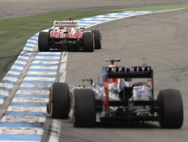 Vettel sigue de cerca al piloto asturiano. / Reuters