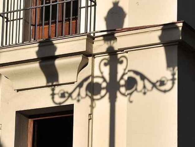 Sevillanos miran desde sus ventanas a la virgen. 

Foto: Juan Carlos V&aacute;zquez
