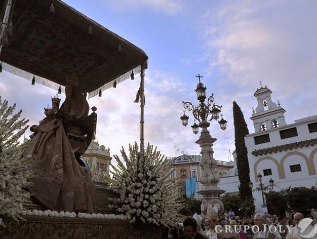 La Virgen de los Reyes por las calles sevillanas. 

Foto: Juan Carlos V&aacute;zquez