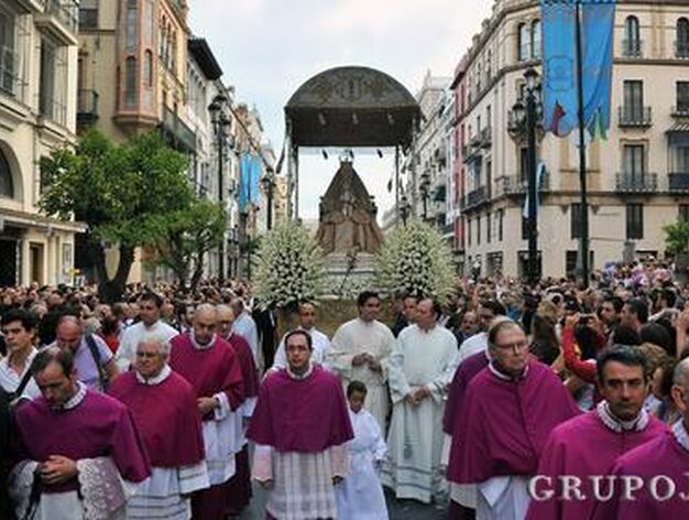 La Virgen de los Reyes se luce por sus calles. 

Foto: Juan Carlos V&aacute;zquez