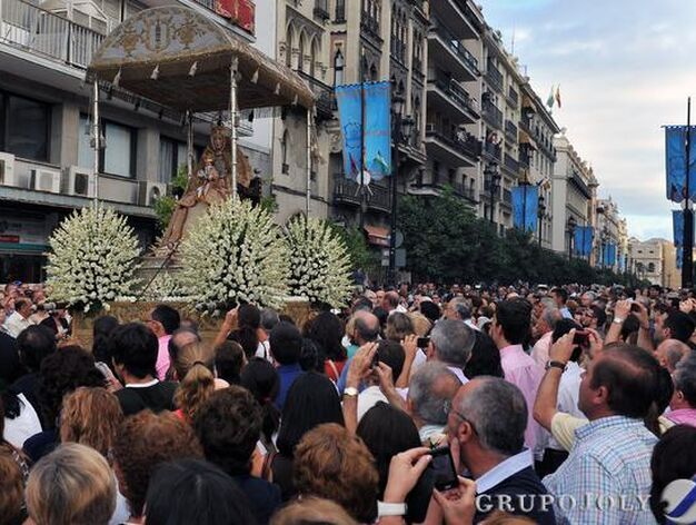 La Virgen de los Reyes se luce por sus calles. 

Foto: Juan Carlos V&aacute;zquez