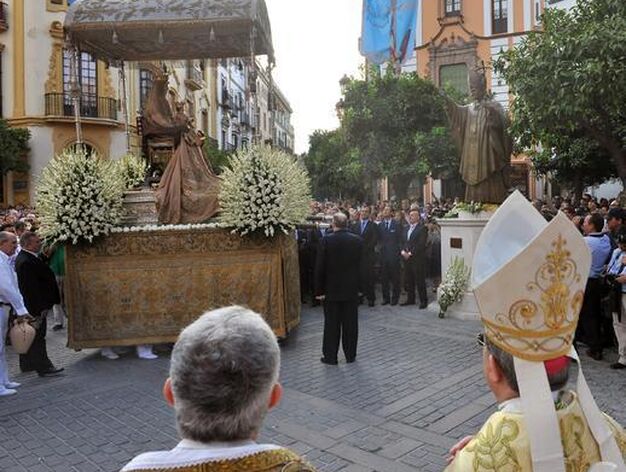 El arzobispo y la virgen. 

Foto: Juan Carlos V&aacute;zquez