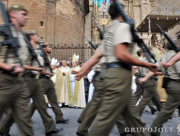 El cuerpo militar desfila para la virgen. 

Foto: Juan Carlos V&aacute;zquez