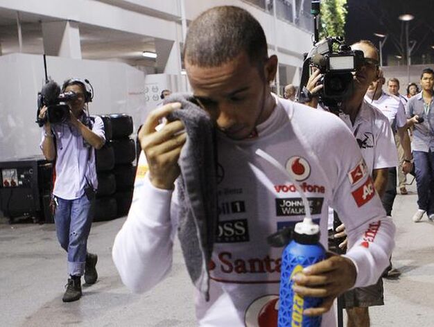 Hamilton se marcha a boxes decepcionado. / Reuters