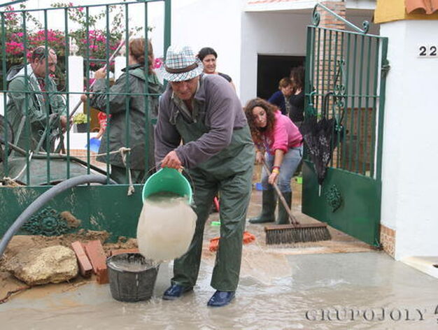 Las lluvias dejaron inundaciones en los municipios de Conil, Benalup y Vejer, donde cayeron 200 litros por metro cuadrado

Foto: Manuel Arag&oacute;n Pina