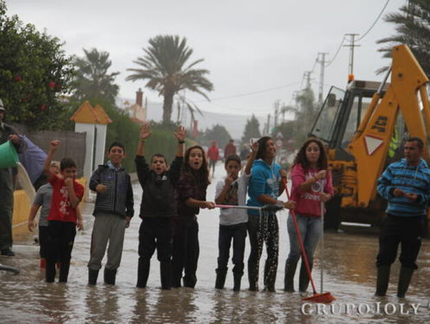 Las lluvias dejaron inundaciones en los municipios de Conil, Benalup y Vejer, donde cayeron 200 litros por metro cuadrado

Foto: Manuel Arag&oacute;n Pina