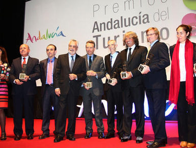 Foto de familia de todos los premiados.

Foto: Alberto Dominguez