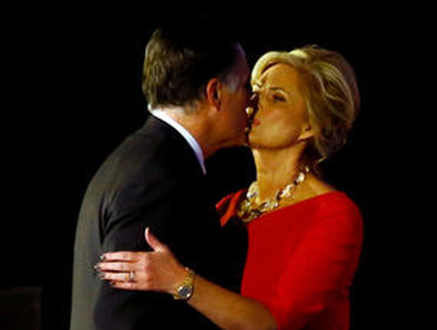 Romney besa a su mujer tras saberse perdedor.

Foto: Afp