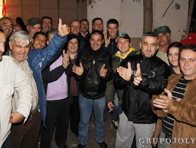 Trabajadores de Urbaser celebran anoche en las instalaciones de El Portal el principio de acuerdo alcanzado entre la empresa y el comit&eacute;.

Foto: Miguel Angel Gonzalez