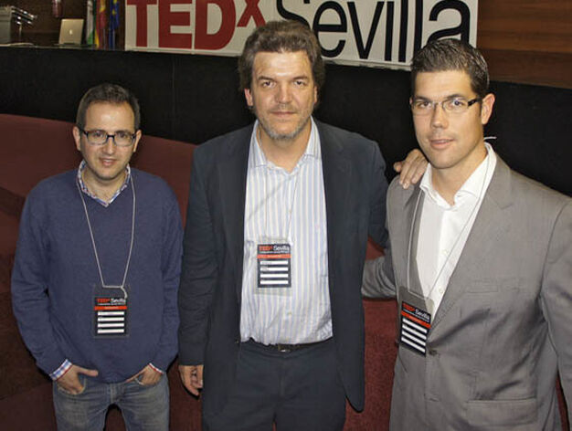 Luis Rull y Joaqu&iacute;n L&oacute;pez L&eacute;rida(director), organizadores del evento, con Pablo Ferreiros (Fundesem Business School, Alicante), presentador de TEDxSevilla.

Foto: Victoria Ram&iacute;rez