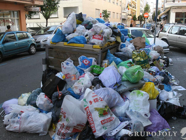 Monta&ntilde;as de basura se acumulan por las calles de Sevilla.

Foto: Jos&eacute; &Aacute;ngel Garc&iacute;a
