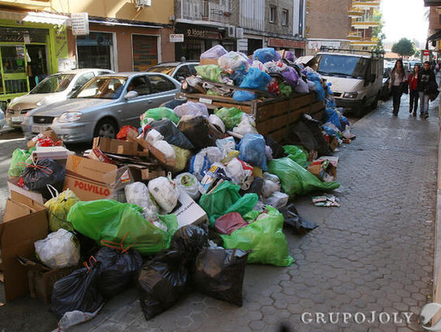 Basura acumulada en calles de Los Remedios tras nueve d&iacute;as de huelga.

Foto: Jos&eacute; &Aacute;ngel Garc&iacute;a