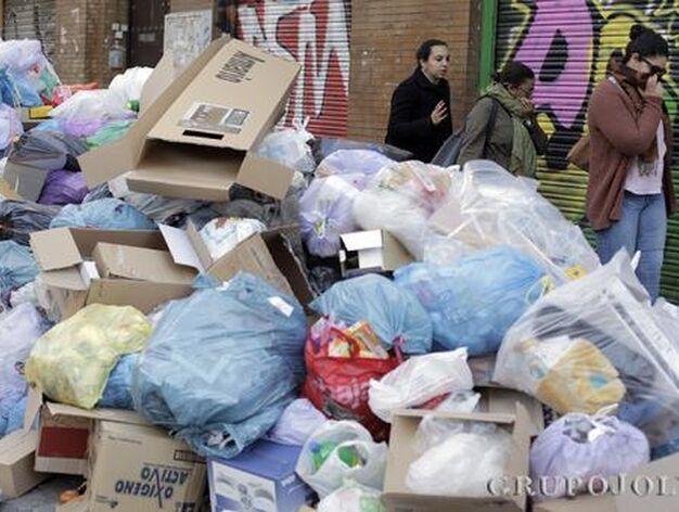 la basura ocupa parte de la acera en la calle Feria ante un negocio de alimentaci&oacute;n.

Foto: Antonio Pizarro
