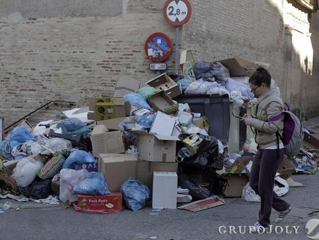 Las monta&ntilde;as de basura empiezan a invadir las calzadas.

Foto: Antonio Pizarro