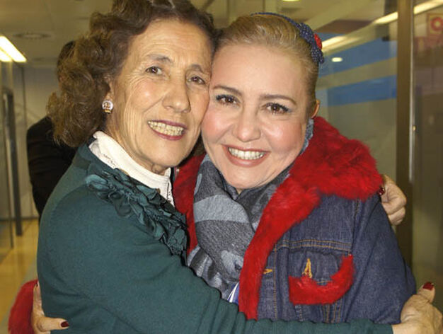 Mar&iacute;a Luisa Guardiola abraza a la periodista Carmen Borja, colaboradora habitual de Andex.


Foto: Victoria Ram&iacute;rez
