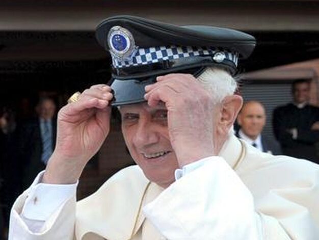 El Papa porta una gorra de la Polic&iacute;a australiana en uno de sus viajes.

Foto: Efe
