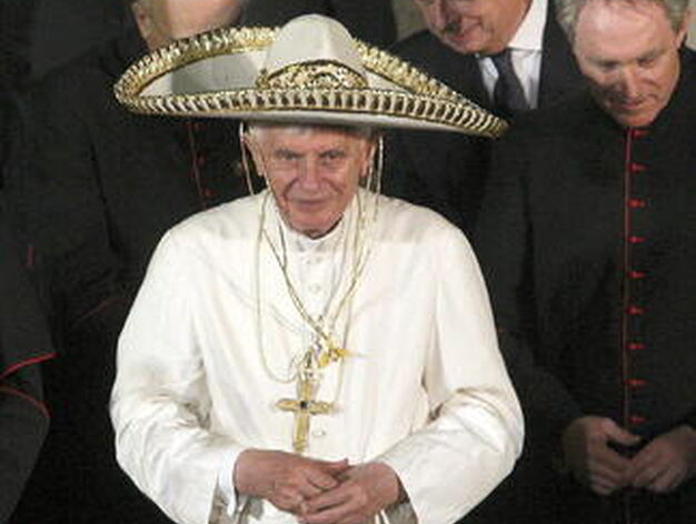 El Papa porta un sobrero mexicano.

Foto: Efe