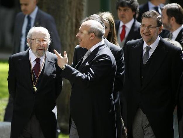 Caballero Bonald conversa con Wert en presencia de Mariano Rajoy. / Jos&eacute; Ram&oacute;n Ladra