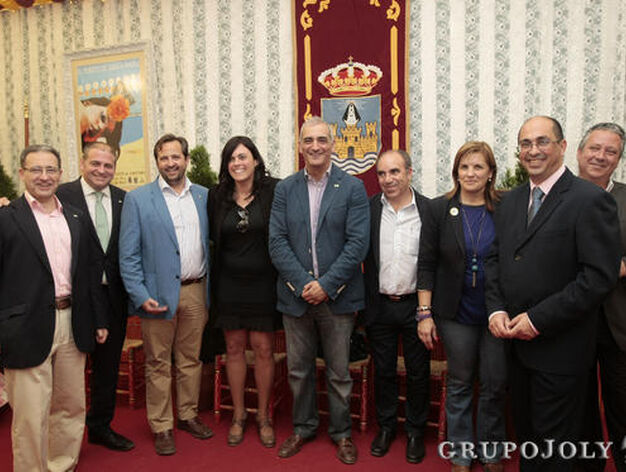 Una foto de la familia andalucista, con alcaldes y concejales de otros municipios como Villamart&iacute;n y Los Barrios.

Foto: Fito Carreto