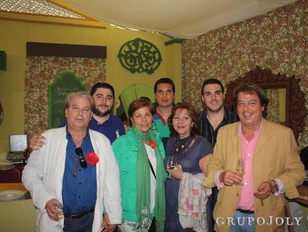 Manolo Mu&ntilde;oz y su familia, disfrutando de una jornada en el Real de El Puerto.

Foto: Diario de C&aacute;diz
