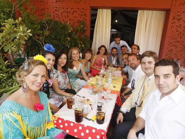 Afici&oacute;n. Ex directivos del Xerez y amigos del club azul y blanco, de comida ayer en &lsquo;El Ajol&iacute;&rsquo;.

Foto: Pascual
