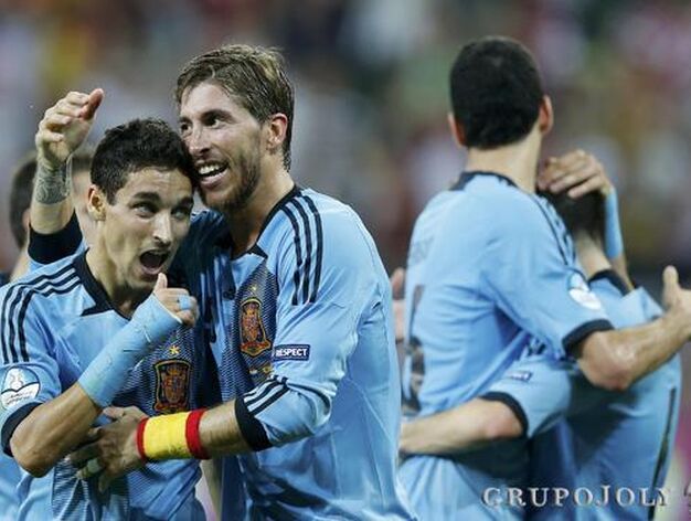 El palaciego celebra un gol con la camiseta de Espa&ntilde;a ante Croacia con su amigo Sergio Ramos.

Foto: EFE