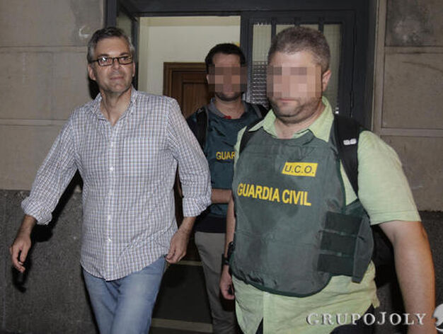 Domingo Enrique Casta&ntilde;o es conducido por la Guardia Civil tras decretarse su ingreso en prisi&oacute;n.

Foto: Antonio Pizarro