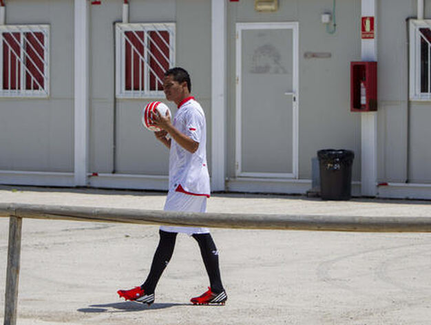 El delantero colombiando Carlos Bacca durante su presentaci&oacute;n oficial como jugador del Sevilla FC.

Foto: Julio Mu&ntilde;oz (Efe)