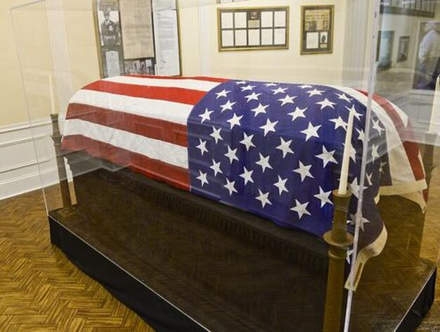 Exhibici&oacute;n de la bandera estadounidense que fue desplegada sobre el ata&uacute;d de Kennedy.

Foto: Efe