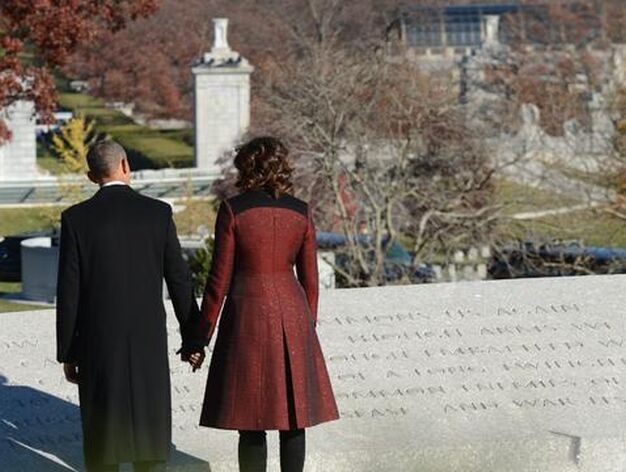 El presidente de Estados Unidos, Barack Obama, y la primera dama Michelle Obama, hacen una pausa en el monumento a la memoria del presidente John F. Kennedy en su tumba en el Cementerio de Arlington en Arlington, Virginia.

Foto: Efe