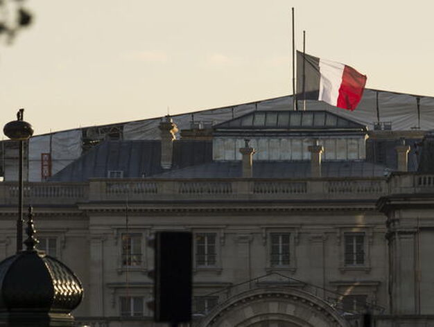 Bandera a media asta en el Parlamento franc&eacute;s.

Foto: EFE