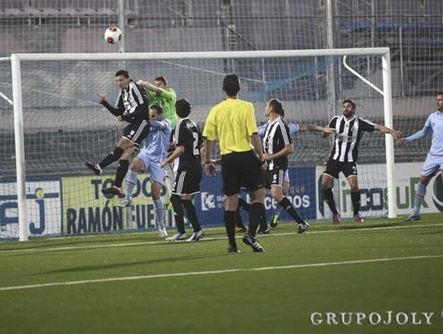 La Balona suma un valioso empate (2-2) en Lucena, donde hace m&eacute;ritos para ganar.

Foto: LOF
