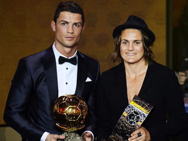 Cristiano Ronaldo y la alemana Nadine Angerer

Foto: EFE