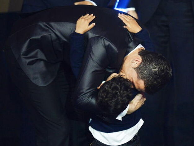 Cristiano Ronaldo es abrazado por su hijo

Foto: EFE