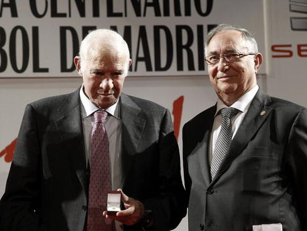 Aragon&eacute;s recibe una condecoraci&oacute;n en Madrid.

Foto: Efe