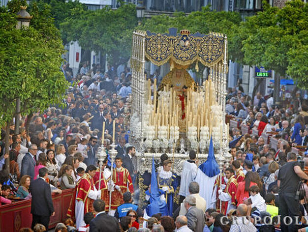 La Virgen de la Estrella, a su paso por la Carrera Oficial y envuelta entre los aromas del incienso.

Foto: Pascual