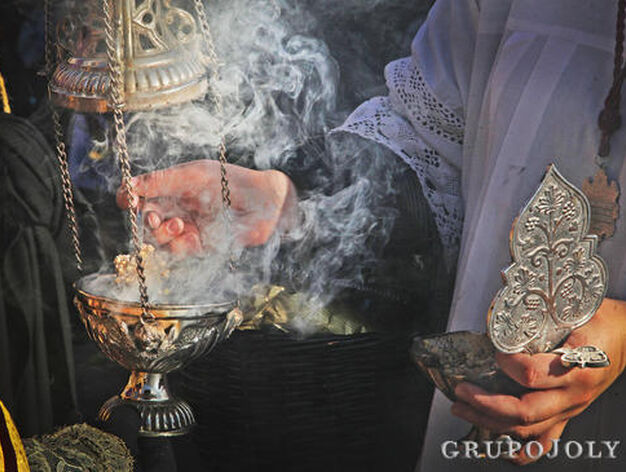 El monaguillo vierte incienso en el incensario antes de que pase el misterio de la cofrad&iacute;a.

Foto: Vanesa Lobo