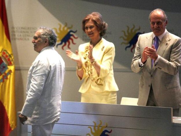 Los Reyes Juan Carlos y Sof&iacute;a aplauden a Gabriel  Garc&iacute;a  M&aacute;rquez durante la ceremonia de inauguraci&oacute;n del V Congreso Internacional de la Lengua Espa&ntilde;ola en Cartagena de Indias, en 2007. / EFE