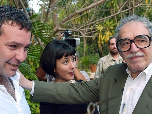 Con el actor cubano Jorge Perugorr&iacute;a, en 2003, en La Habana. / EFE