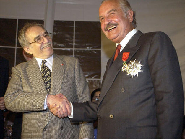 Gabriel Garc&iacute;a  M&aacute;rquez y Carlos Fuentes se saludan durante el acto de imposici&oacute;n a este &uacute;ltimo del galard&oacute;n Gran Oficial de la Legi&oacute;n de Honor por parte del gobierno de Francia, en la embajada francesa en Ciudad de M&eacute;xico en 2003. / EFE