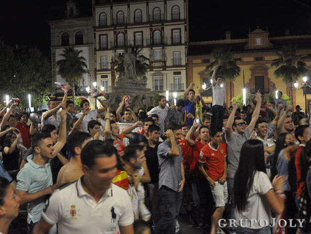 Muchos seguidores celebran el pase a la final de Liga Europa en la Puerta de Jerez.

Foto: Manuel Gomez