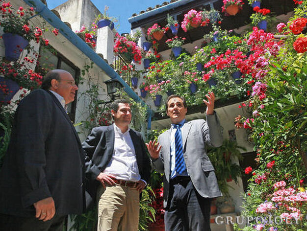 El presidente del PP andaluz, Moreno Bonilla, y el alcalde Jos&eacute; Antonio Nieto visitan el patio de San Basilio, 50.

Foto: Barrionuevo