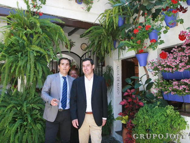 El presidente del PP andaluz, Moreno Bonilla, y el alcalde Jos&eacute; Antonio Nieto visitan el patio de San Basilio, 50.

Foto: Barrionuevo