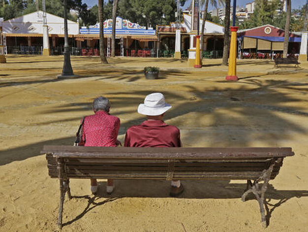 Dos turistas descansan ayer en uno de los bancos del recinto ferial.

Foto: Miguel Angel Gonzalez