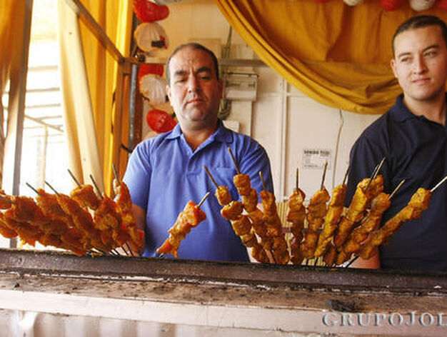 Los pinchitos de 'El Pozo de la V&iacute;bora' tienen fama en la Feria.

Foto: Pascual
