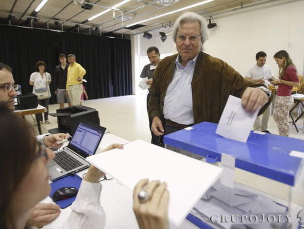 Javier Nart, de Ciudadanos, votando.

Foto: EFE