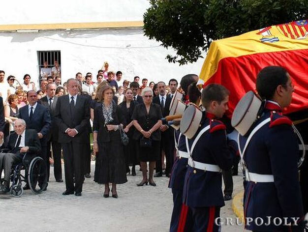 Los Reyes, durante el entierro de su t&iacute;a en Villamanrique. 


Foto: D.S.