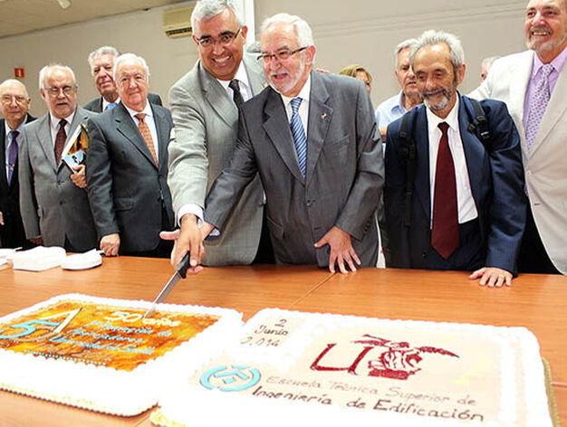 El rector y Antonio Carmona, n&uacute;mero uno de la promoci&oacute;n de 1964, parten una de las tartas conmemorativas.

Foto: Victoria Ram&iacute;rez